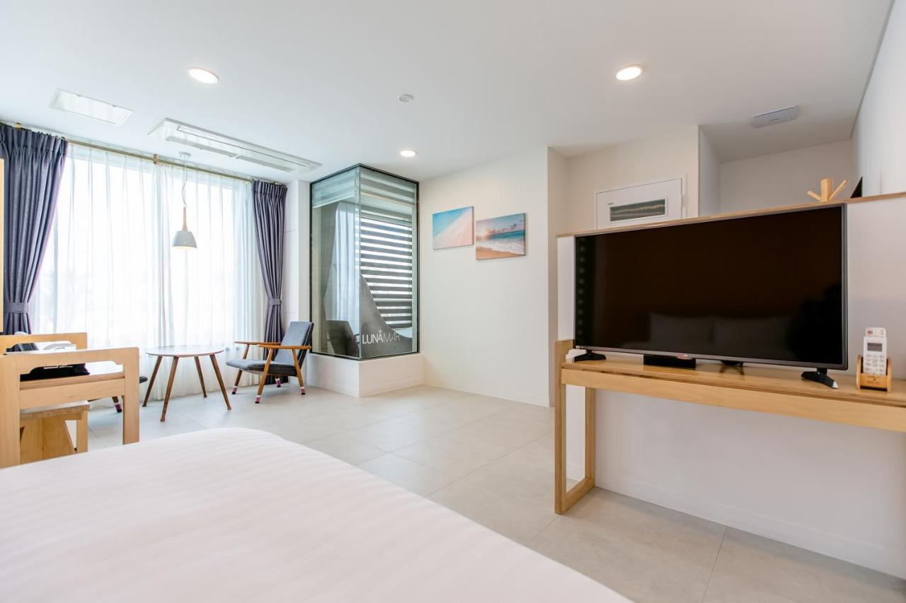 Lunamar Pension Jeju Exterior foto